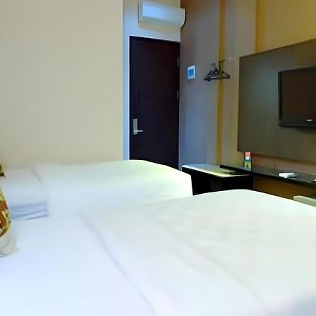 Lotus Hotel Subang Exterior photo
