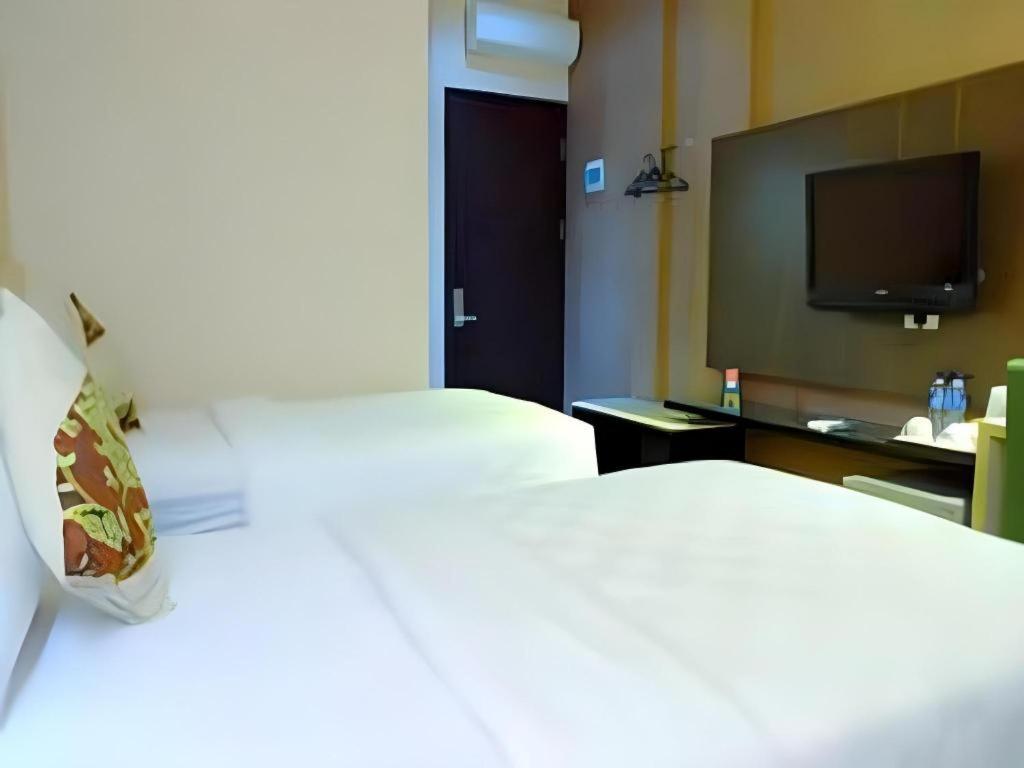 Lotus Hotel Subang Exterior photo