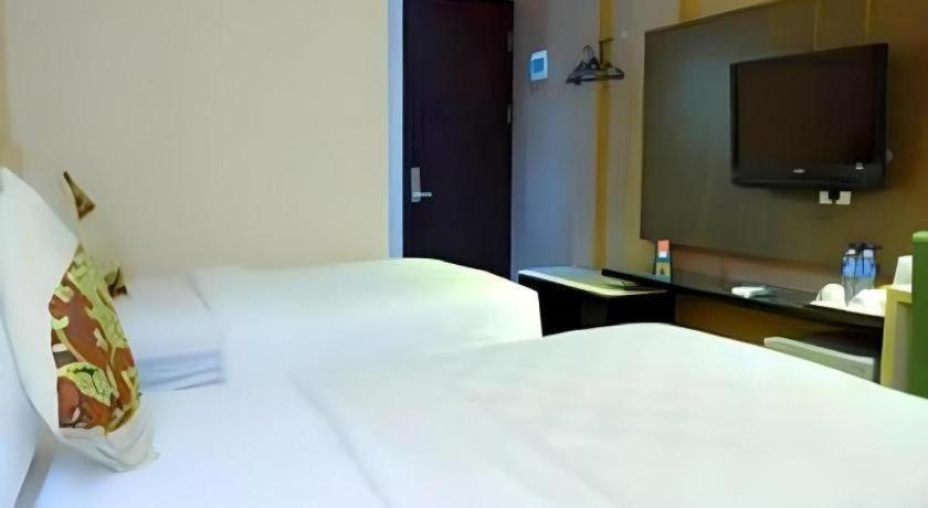 Lotus Hotel Subang Exterior photo